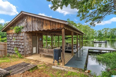 Sellers are taking a loss! This custom-built home with - photo 5