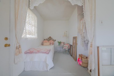 Charming cottage-style retreat situated on two lots in the - photo 13