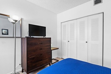 Tropical in feel, this elegant apartment is part of Jupiter Bay - photo 19