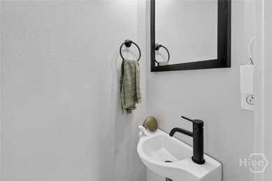 Beautifully updated 4 bedroom, 3.5 bath home that perfectly - photo 22