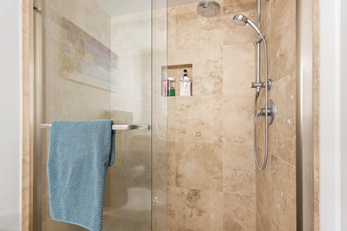 Tropical in feel, this elegant apartment is part of Jupiter Bay - photo 22