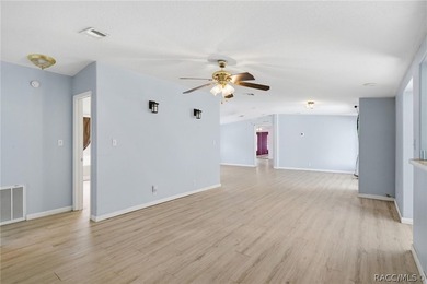 Homosassa!!! 3-bedroom 2 bath triple wide mobile home situated - photo 4
