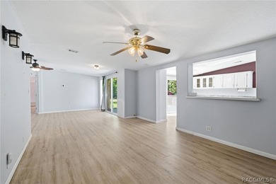 Homosassa!!! 3-bedroom 2 bath triple wide mobile home situated - photo 5