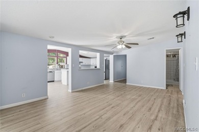 Homosassa!!! 3-bedroom 2 bath triple wide mobile home situated - photo 6