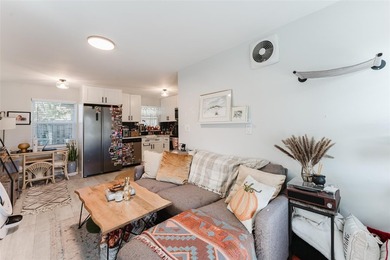 2 separate units / duplex. One in front one in back. One unit is - photo 3