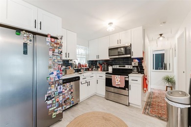 2 separate units / duplex. One in front one in back. One unit is - photo 4