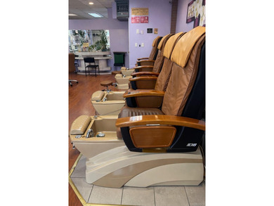 Well-established nail salon located on a busy commercial street - photo 4