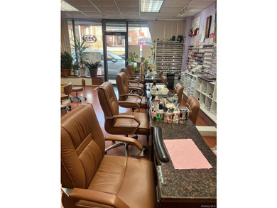 Well-established nail salon located on a busy commercial street - photo 5