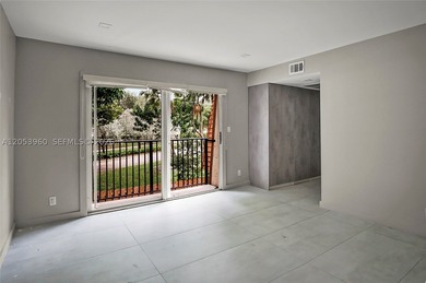Beautifully maintained townhome in Pine Island Ridge (Woodvale) - photo 7