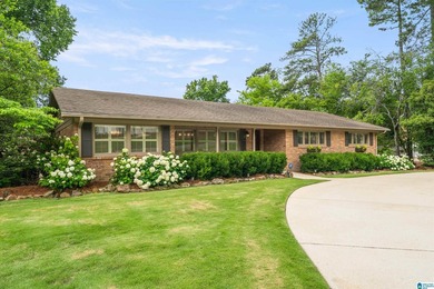Welcome to this beautifully maintained 5-bedroom, 3-bath brick - photo 3