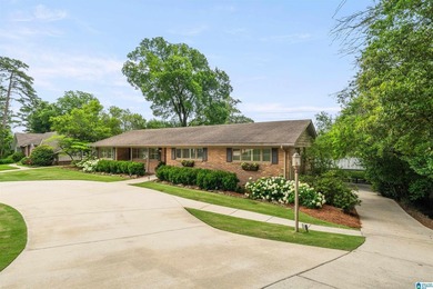 Welcome to this beautifully maintained 5-bedroom, 3-bath brick - photo 4