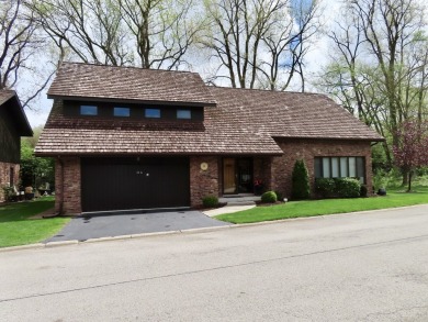 Lake Home For Sale in Palos Hills, Illinois