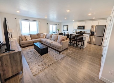 Stunning 2-year-old townhome in like-new condition! 2,187 sq ft - photo 3