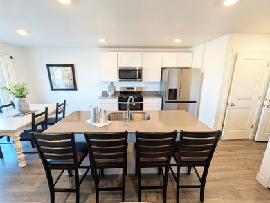 Stunning 2-year-old townhome in like-new condition! 2,187 sq ft - photo 5