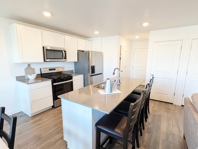 Stunning 2-year-old townhome in like-new condition! 2,187 sq ft - photo 6