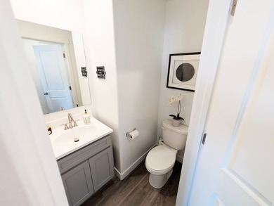 Stunning 2-year-old townhome in like-new condition! 2,187 sq ft - photo 8