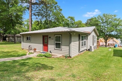 Enjoy the lake lifestyle living directly across from premium - photo 3
