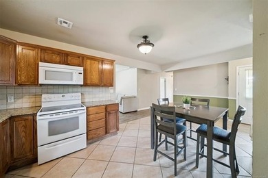 Super cute remodeled 3bed 2 bathroom home in the Heart of - photo 12