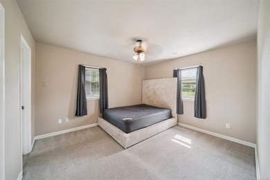 Super cute remodeled 3bed 2 bathroom home in the Heart of - photo 17