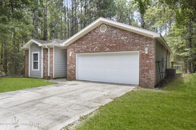 Cute as a button! Move-in ready 3 bed, 2 bath home close to - photo 2