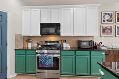 Beautiful and spacious describes this 5 bedroom, 4 bath home - photo 11