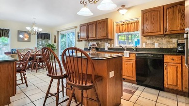 This stunning 3 bed, 2.5 bath house is an exceptional property - photo 11