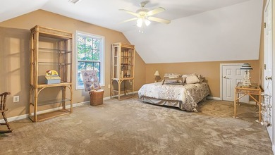 This stunning 3 bed, 2.5 bath house is an exceptional property - photo 21