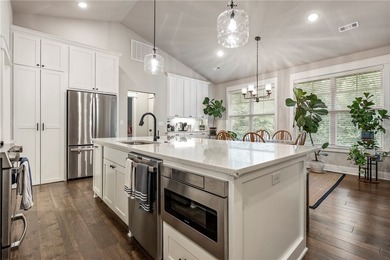 Built by renowned Dave Marrs Development, this stunning - photo 4