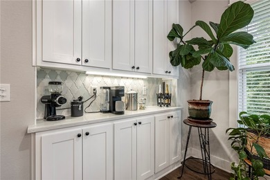 Built by renowned Dave Marrs Development, this stunning - photo 6