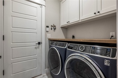 Built by renowned Dave Marrs Development, this stunning - photo 10