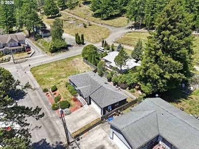 Welcome to this charming single-level home in Brookings, Oregon - photo 10