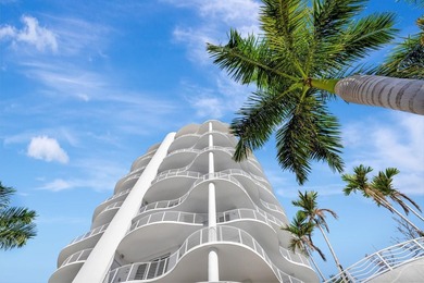 Stunning half-floor 2BR + den just 3 blocks from the sand in the - photo 2