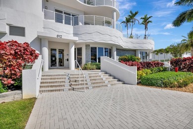 Stunning half-floor 2BR + den just 3 blocks from the sand in the - photo 3