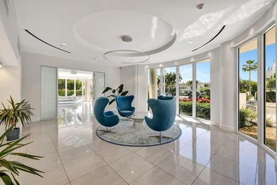 Stunning half-floor 2BR + den just 3 blocks from the sand in the - photo 4