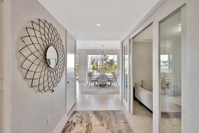Stunning half-floor 2BR + den just 3 blocks from the sand in the - photo 6
