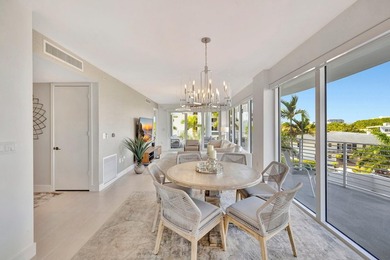 Stunning half-floor 2BR + den just 3 blocks from the sand in the - photo 8