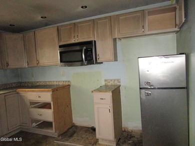 Bank Foreclosure. Sold as is where is! 3 Unit needs extensive - photo 12