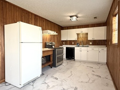 Highlights: This property offers a charming cabin-style 3 bed/2 - photo 12