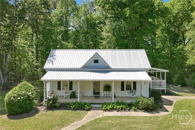 Charming updated 1940's white Farmhouse with 4 bedrooms & 2.5 - photo 17