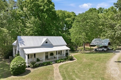Charming updated 1940's white Farmhouse with 4 bedrooms & 2.5 - photo 18