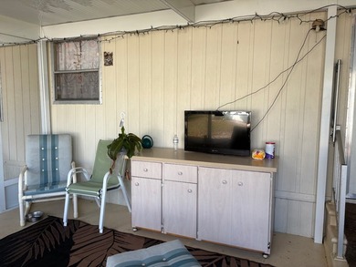 This beautifully kept home features 2 bedrooms, 1.5 bathrooms - photo 21