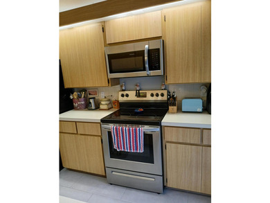 Centrally located large townhome with tile on 1st floor, wood on - photo 6