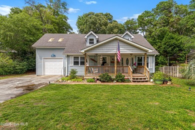 Canalfront 4-bedroom home situated on a private lot in Pine - photo 2