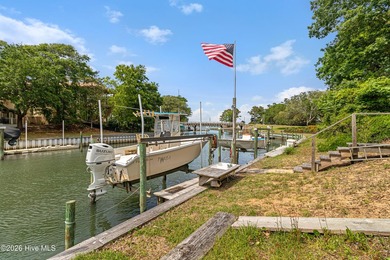 Canalfront 4-bedroom home situated on a private lot in Pine - photo 3