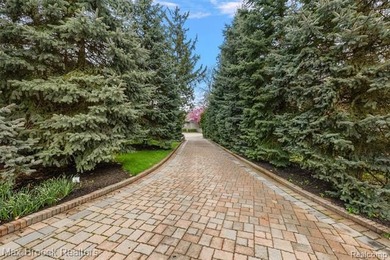 This breathtaking lakefront estate makes an unforgettable first - photo 5