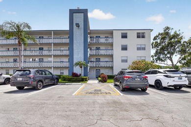 Light, bright,, and spacious 2 bedroom, 2 full bath apartment on - photo 2