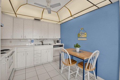 Light, bright,, and spacious 2 bedroom, 2 full bath apartment on - photo 6