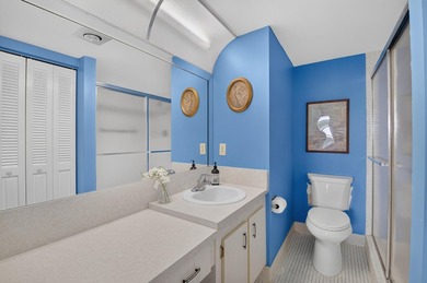 Light, bright,, and spacious 2 bedroom, 2 full bath apartment on - photo 10