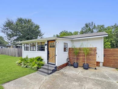 Brand New FORTIFIED ROOF Just minutes to the beach, this - photo 1