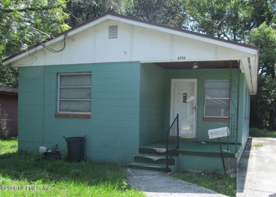 Cute concrete block bungalow, very cozy, front porch, solid - photo 1